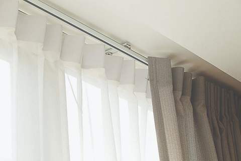 Tipos de rieles de cortinas: características y funcionalidades
